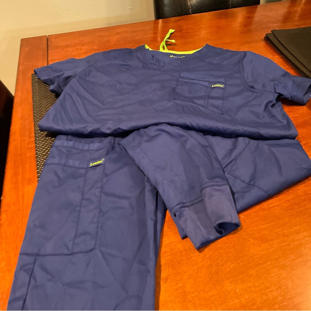 Landau scrub set